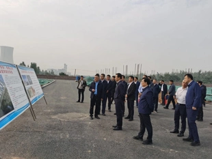 Der Stadt führer von Luoyang, Jiang Ling, und andere besuchten die Baustelle des 60.000 Tonnen schweren Extraktion projekts von Sanuo New Material, einer Tochter gesellschaft der Longhua Group